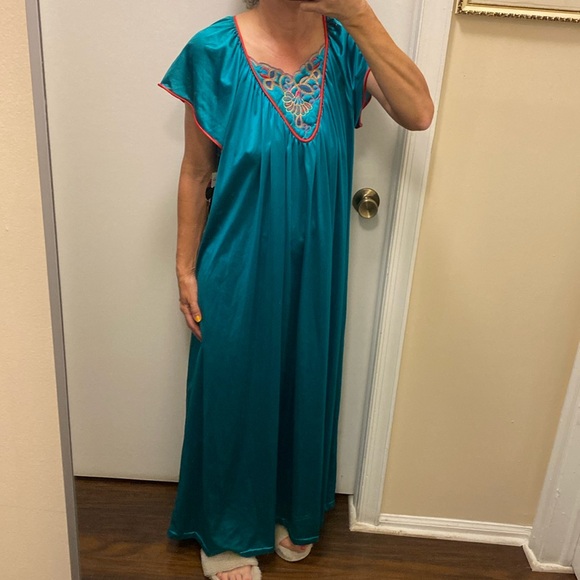 Vanity Fair long night gown - Picture 3 of 7